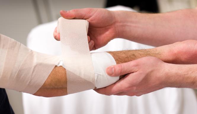 Bandage aanbrengen op onderarm