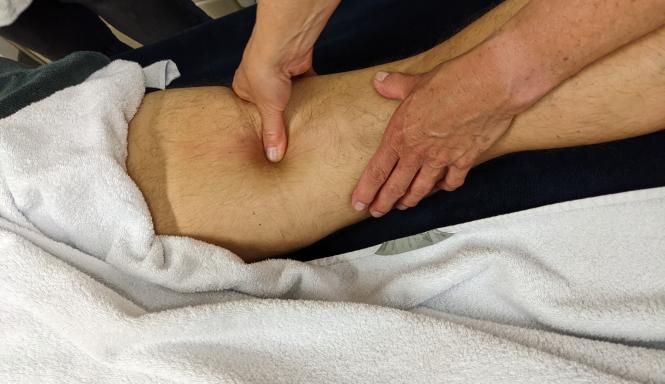 Massage van het bovenbeen