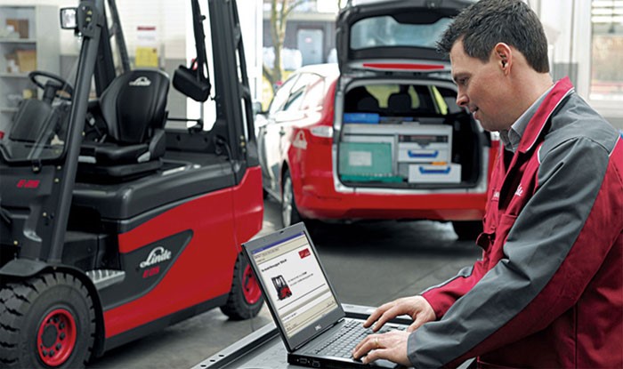 Motrac service - man achter laptop - bij heftruck
