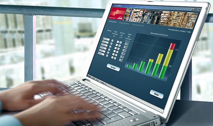 Laptop met service rapportagetool op beeldscherm