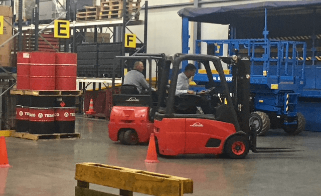 Chauffeurs nemen deel aan heftruck training