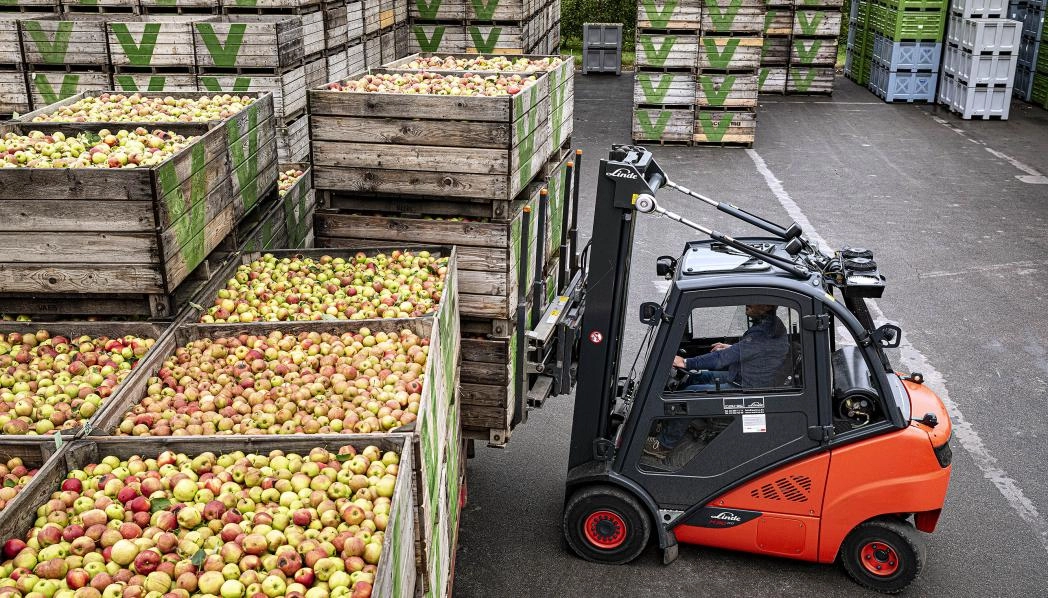 Verbrandingstruck met pallets met kisten appels