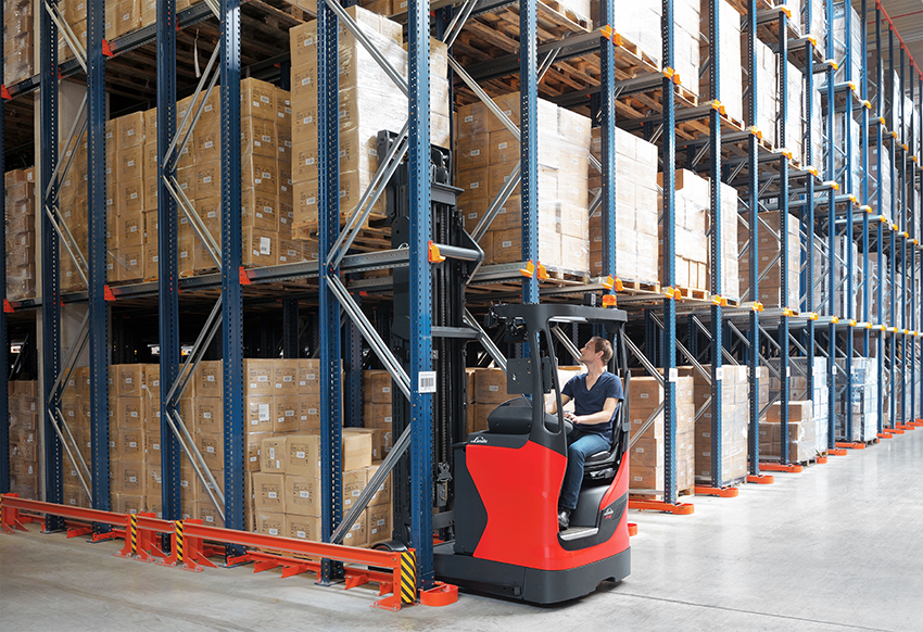 Linde Reachtruck rijdt stelling in 