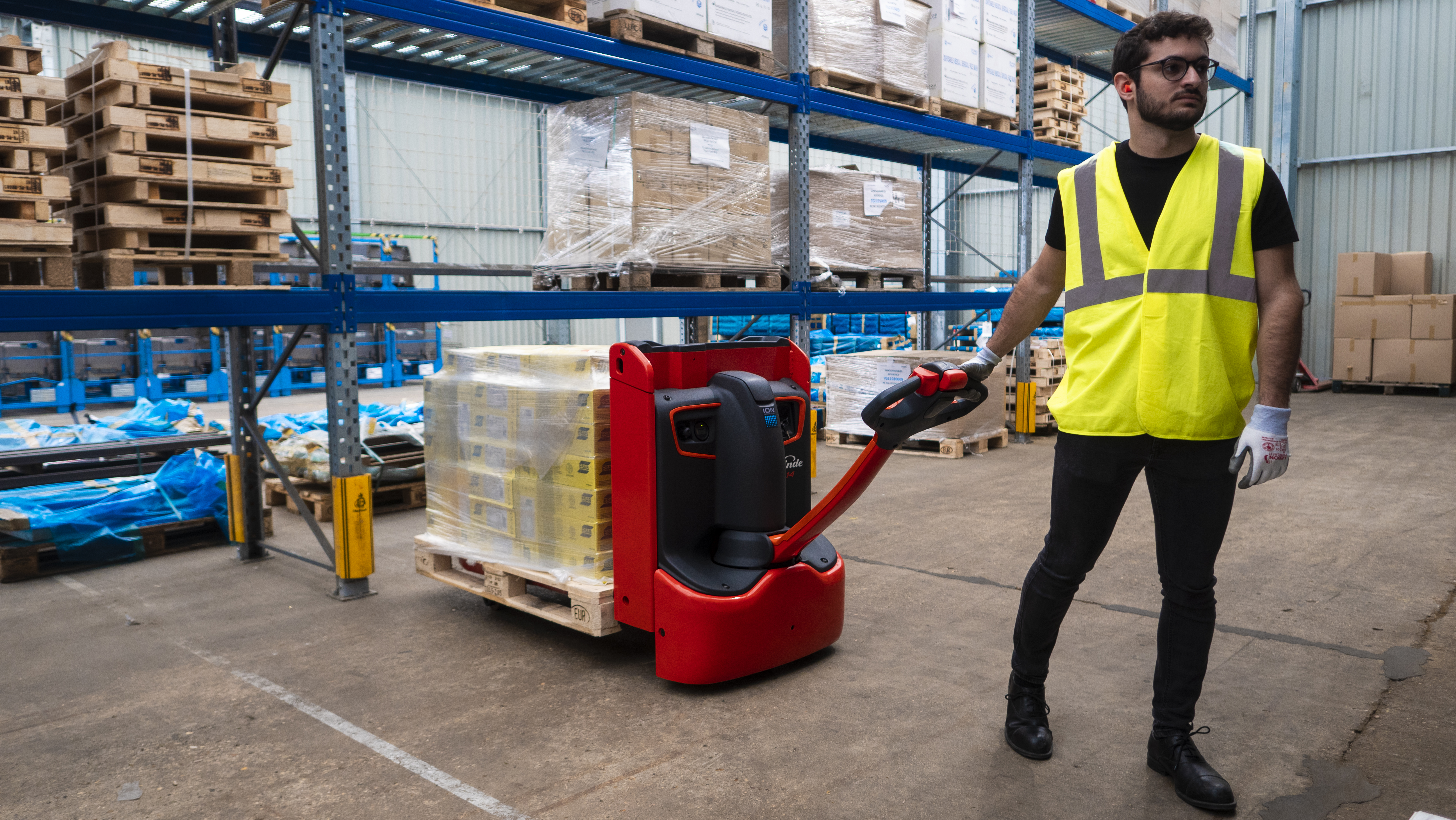 Linde T14 elektrische pallettruck bij stelling