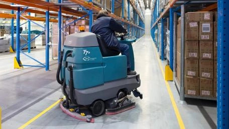 Tennant schrobzuigmachine T7 bij Casa distributiecentrum