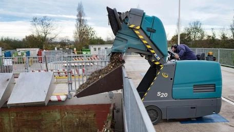 Tennant veegmachine S20 ledigen afvalvergaarbak recyclagepark Bredene
