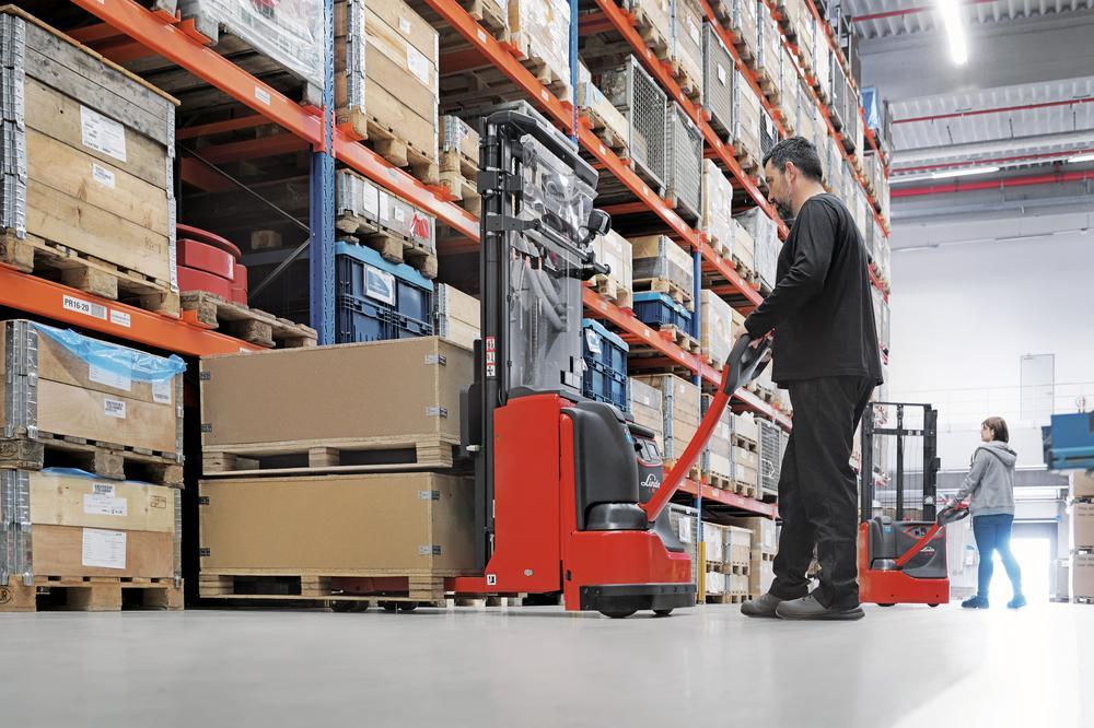 Linde L10-L12 meeloop stapelaar te huur