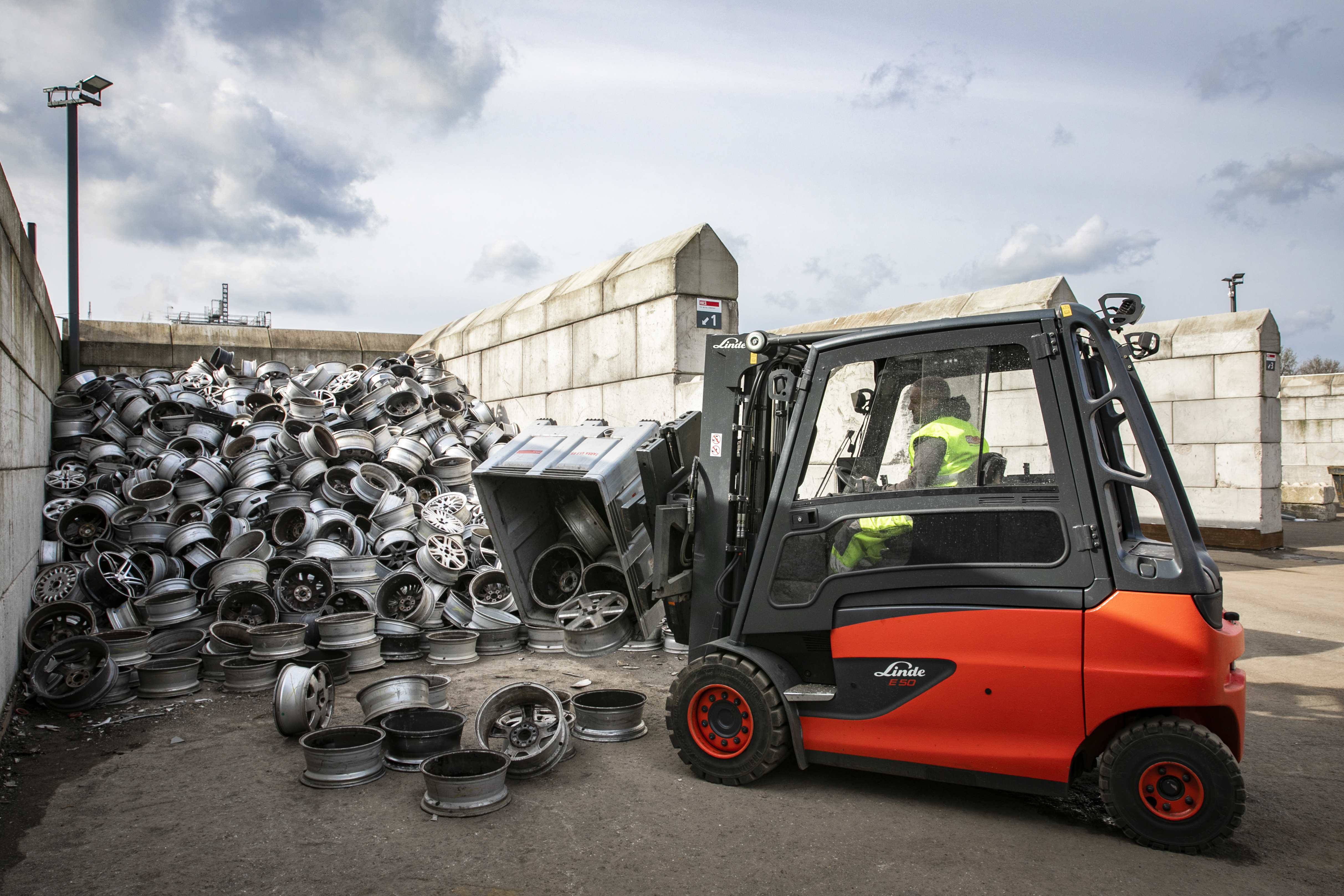 Gereviseerde E-truck biedt HKS helpende hand