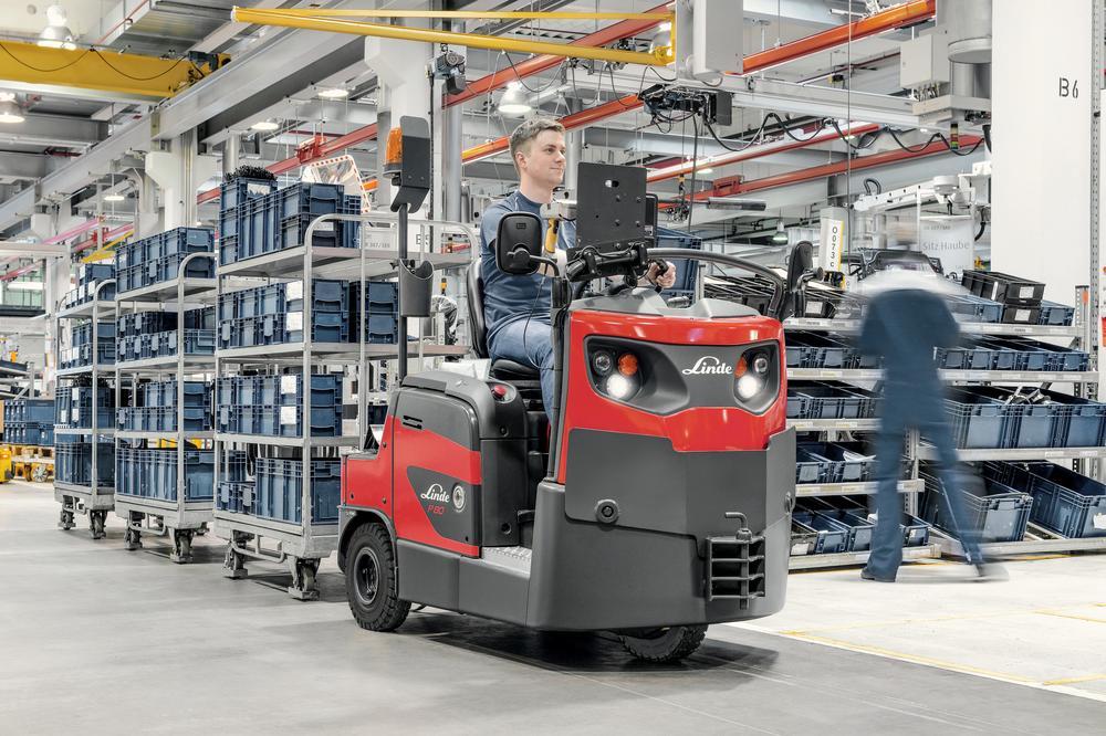 Linde P80 trekker in de Linde fabriek 