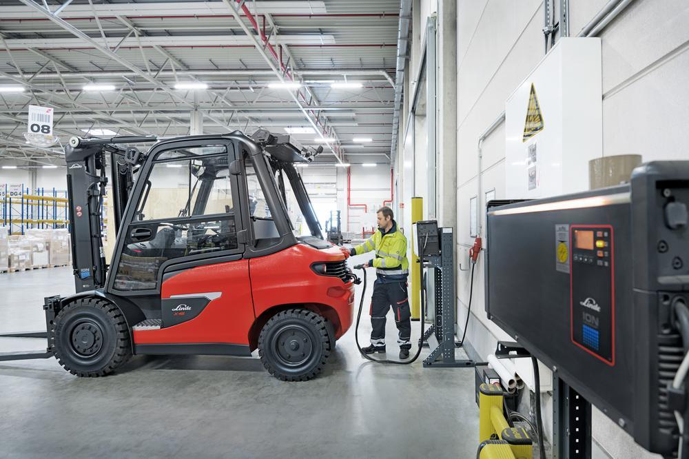 Linde X45 elektrische heftruck met Li-ION batterij aan de lader