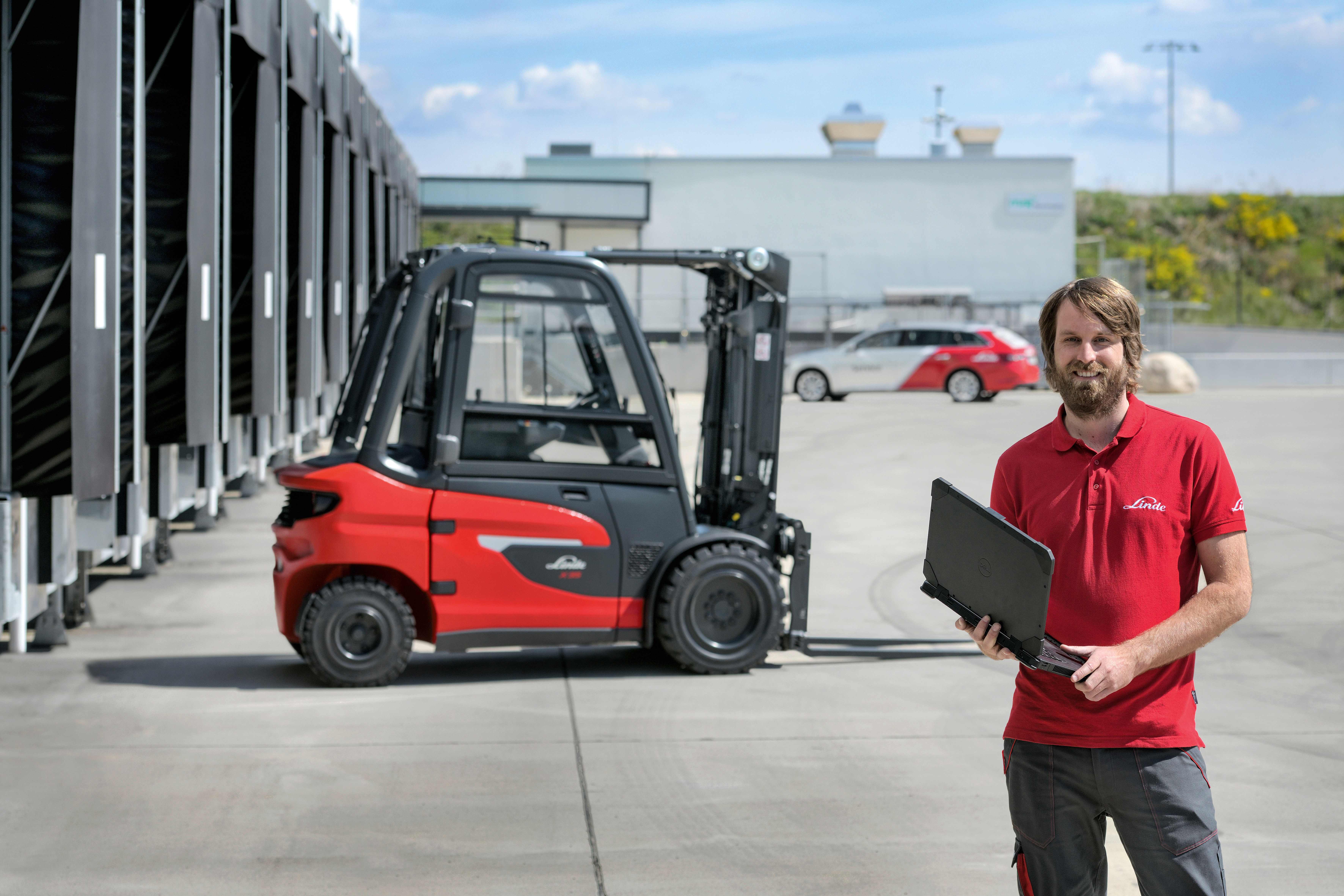 Motrac Linde Approved Truck occasion vestiging Apeldoorn monteur met laptop in een buiten applicatie