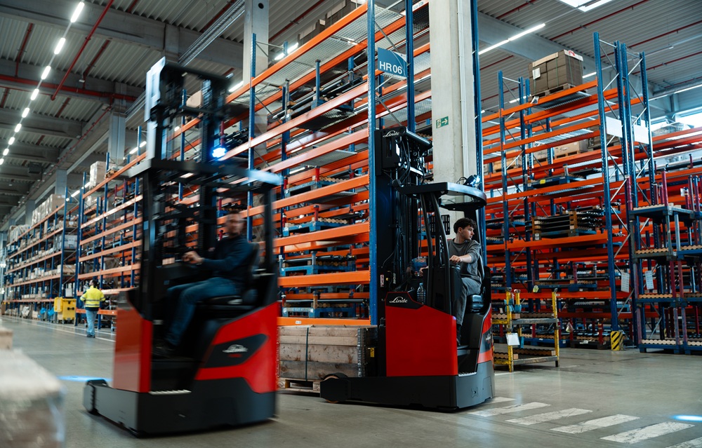 De Linde Ri12-Ri18 reachtrucks zijn standaard onder meer uitgerust met Linde Curve Assist, dat automatisch de snelheid aanpast in bochten.