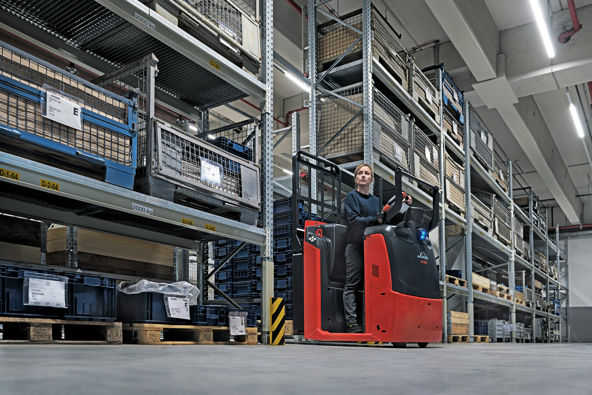Het batterijcompartiment van de nieuwe Linde orderverzameltrucks bevindt zich achter de bestuurdersplaats 