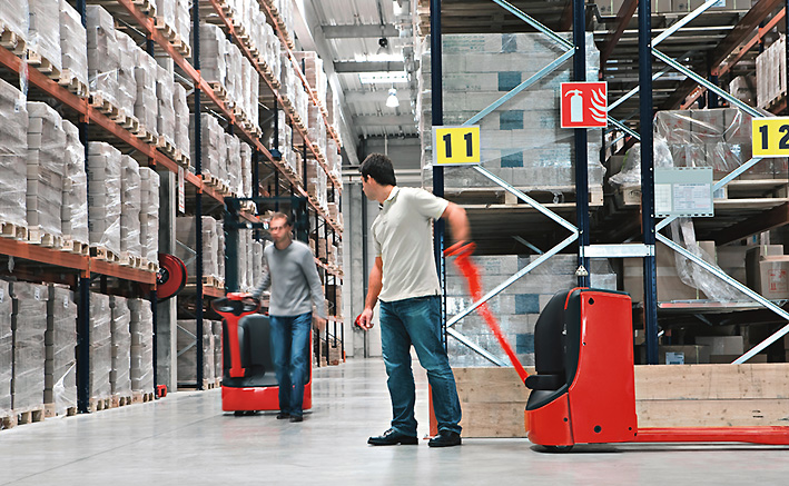 Linde elektrische pallettrucks in warehouse