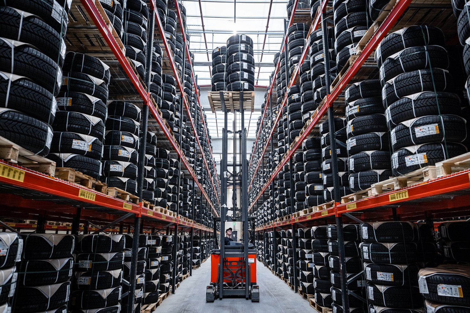 Stellingen gevuld met banden bij Wheeltyre