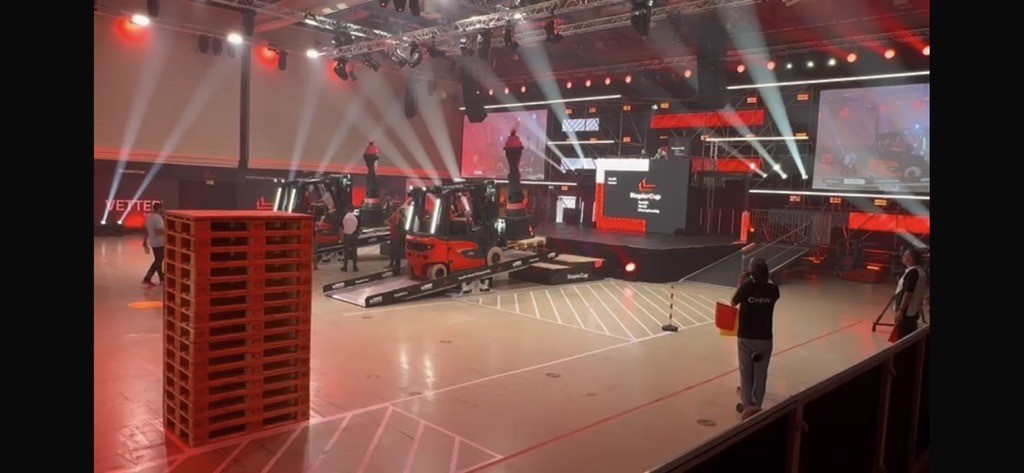 De ramp oprijden met toren tijdens de StaplerCup