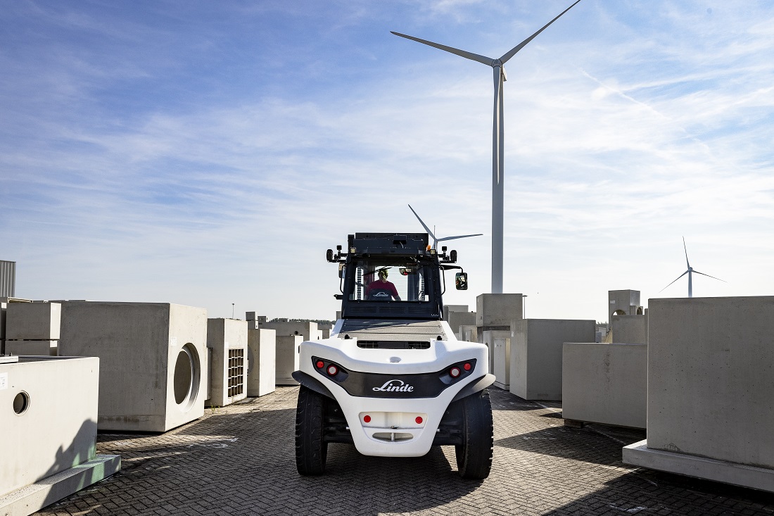 Martens Beton - Linde E160 zware elektrische heftruck met vrouwelijke bestuurder 