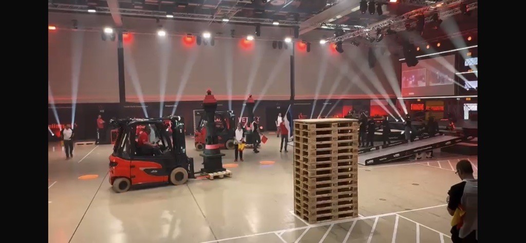 Met de toren rijden richting ramp op StaplerCup 