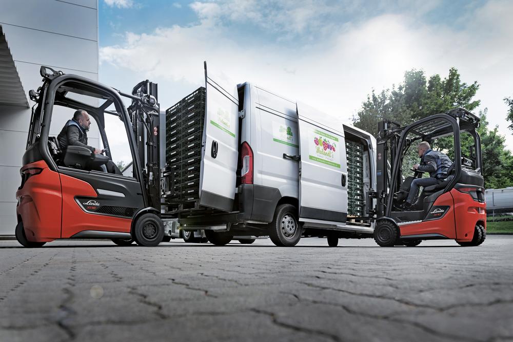 Elektrische driewielers uit Linde Xi10 - Xi20 serie laden vrachtwagen in