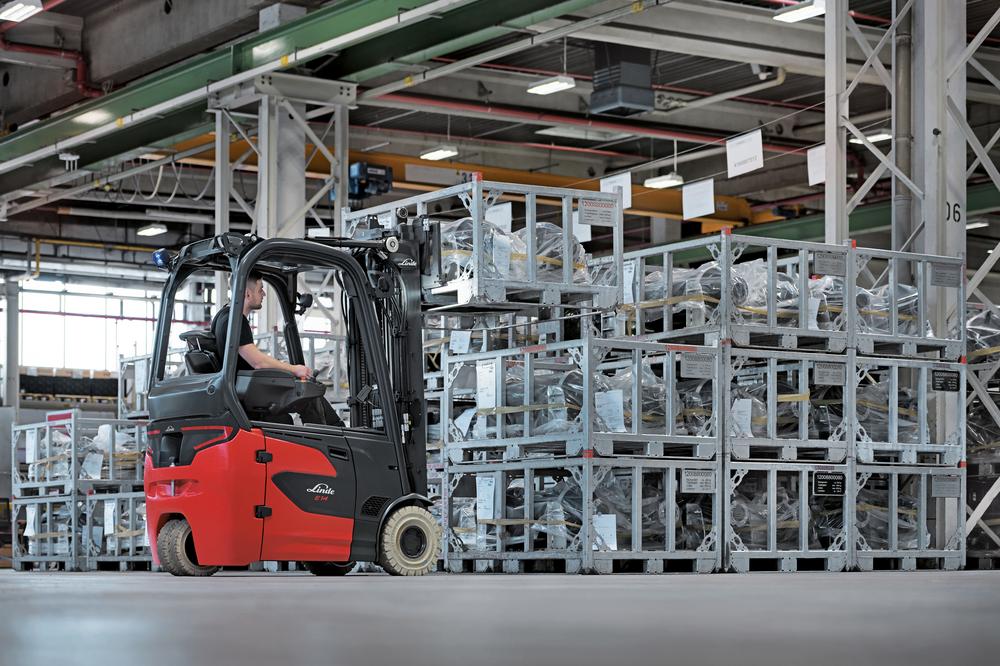 Linde E14 - E20 elektrische heftruck in productiehal
