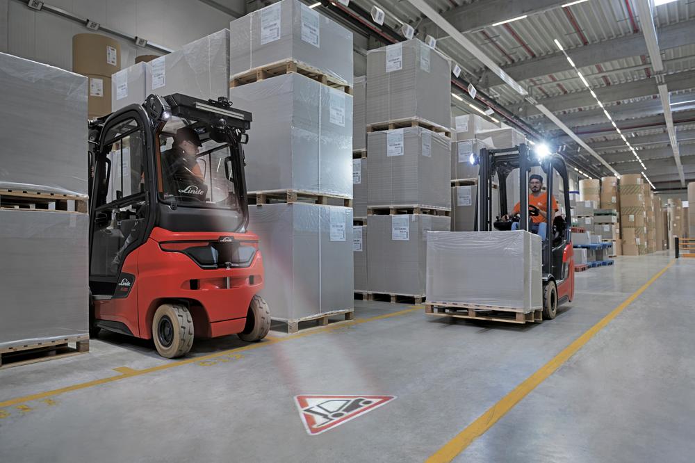 Veilig magazijn met de Linde Xi16 - Xi 20P elektrische heftrucks met Linde Safety Guard