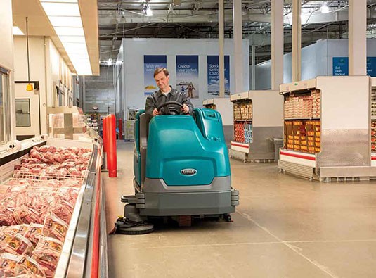 Tennant T17 opzit-schrobzuigmachine in supermarkt