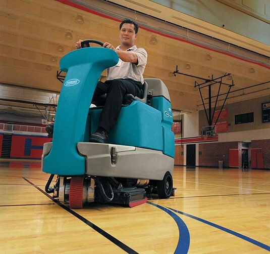 Tennant T7+ schrobzuigmachine maakt sporthal schoon