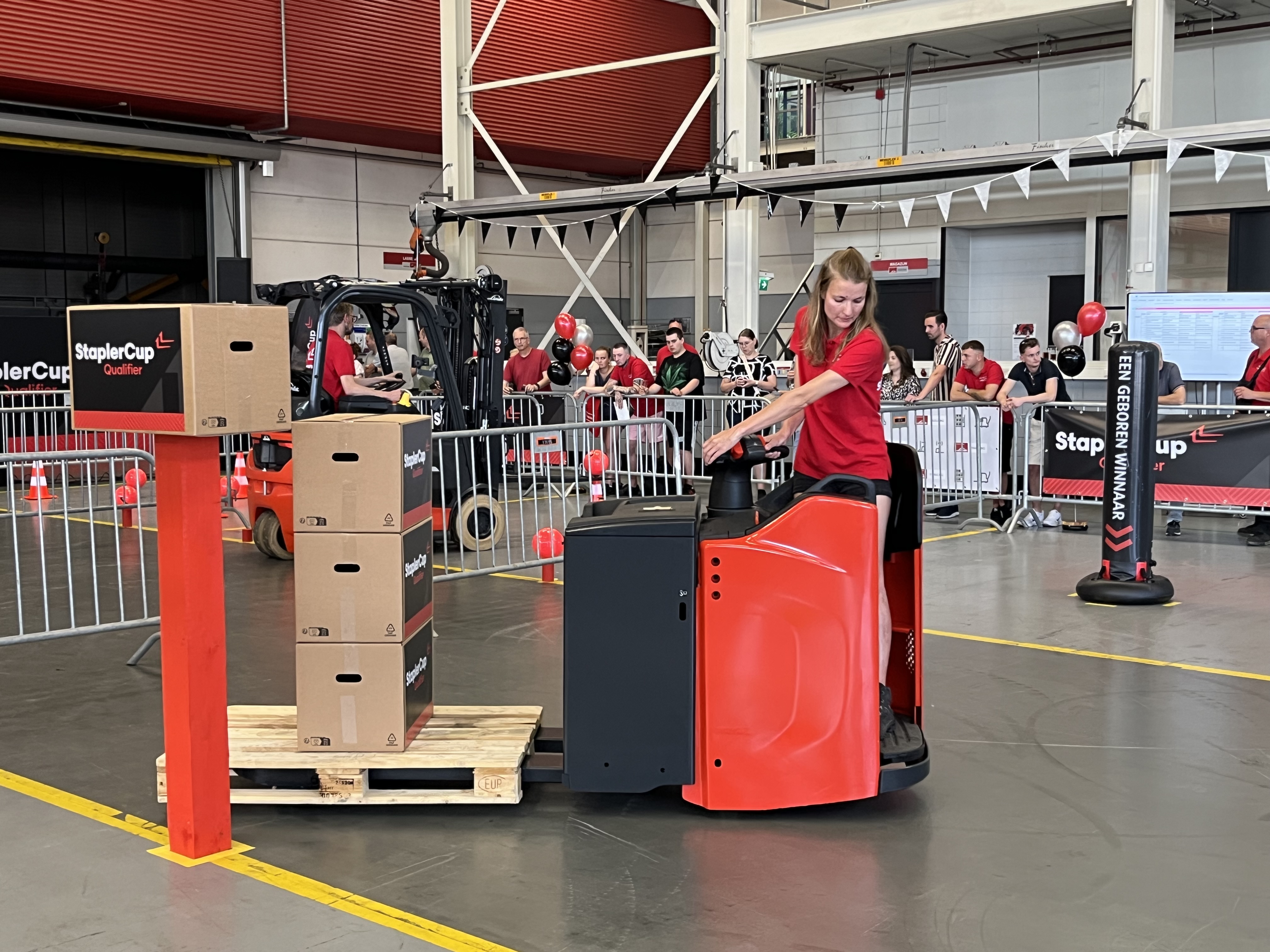 Vrouwelijke chauffeur op HeftruckCup 2025 