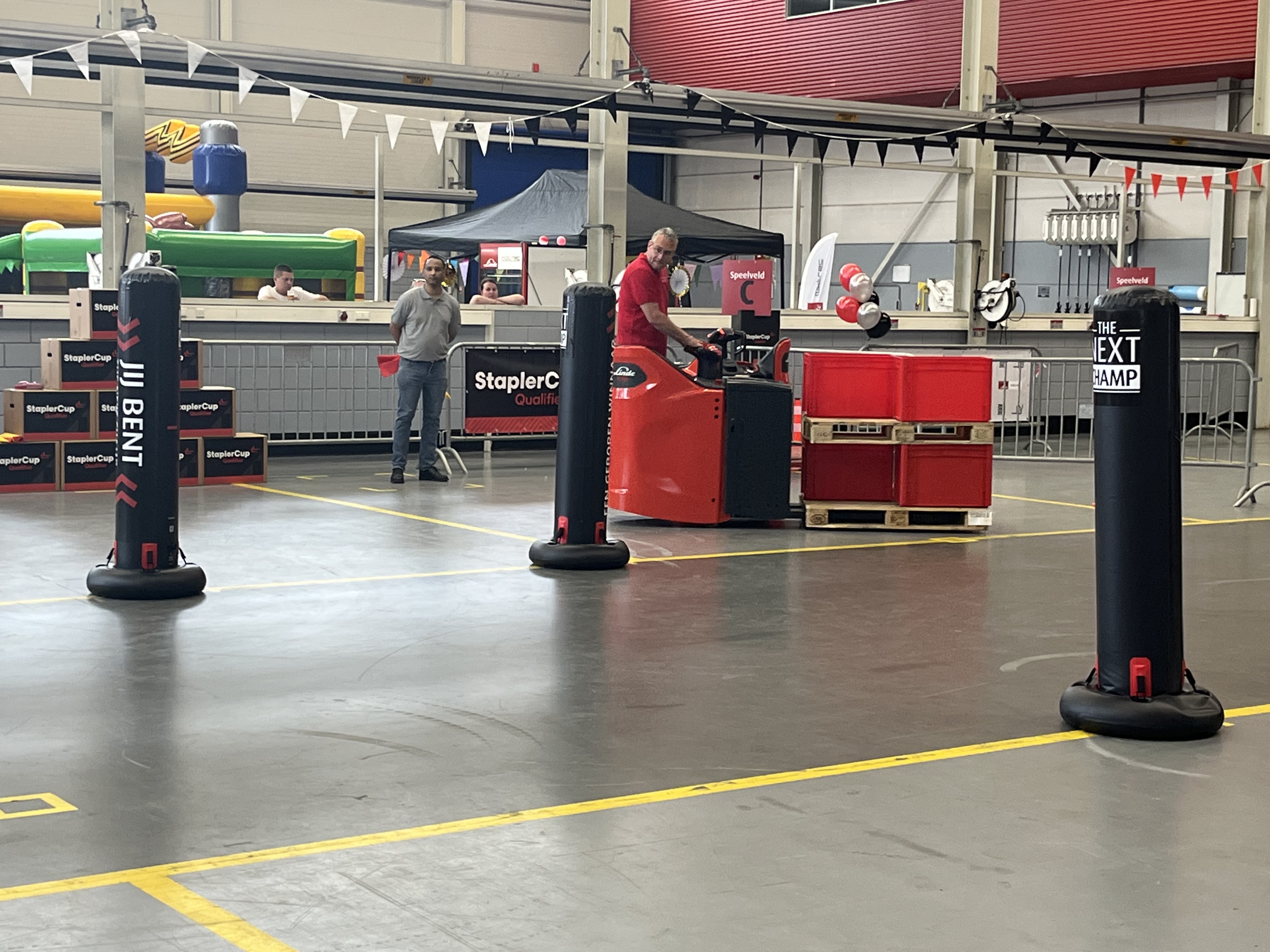 Pallets manoeuvreren tussen palen bij finalespel HeftruckCup 2025