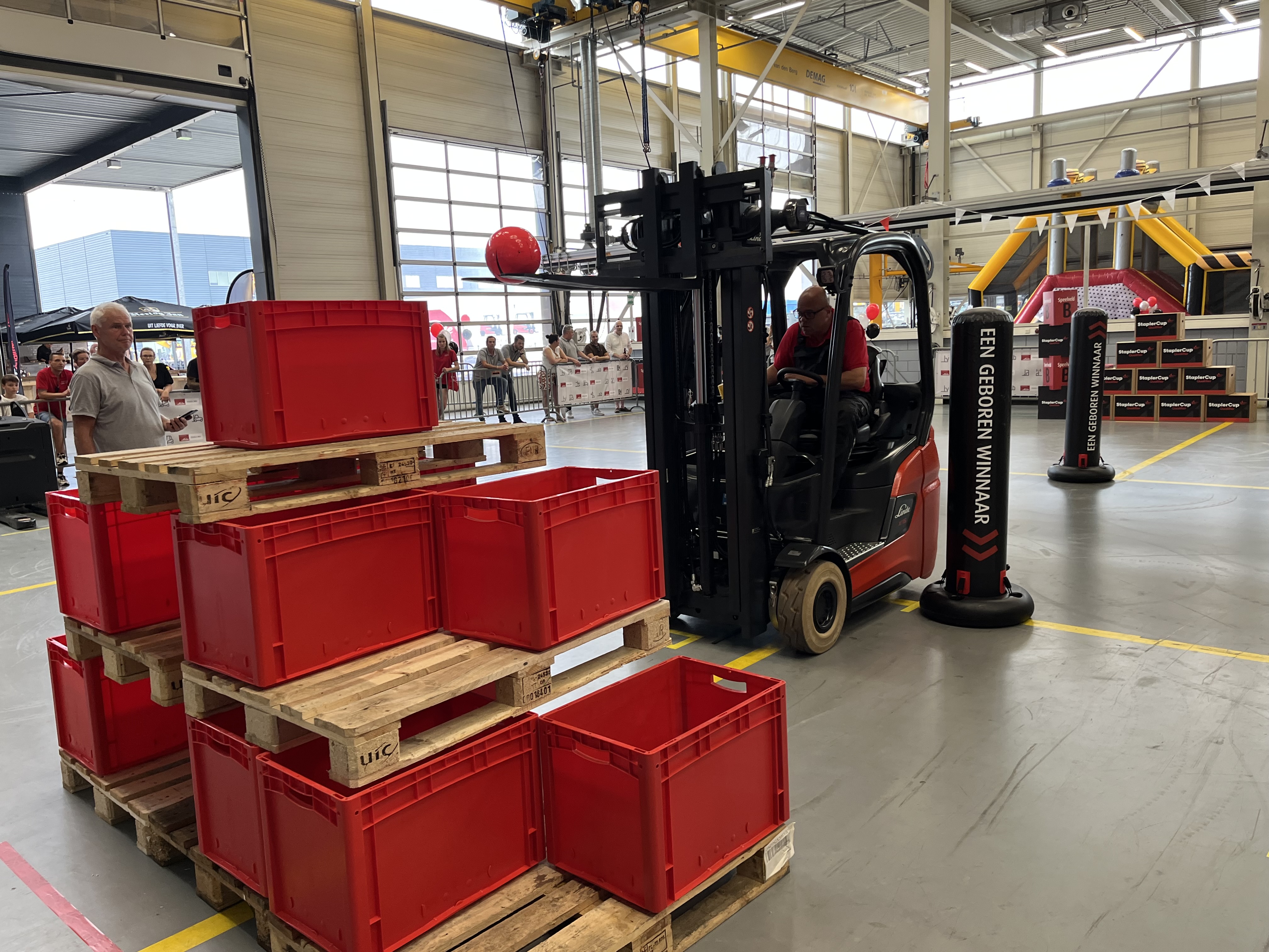 Bal rollen in pallet bij finalespel HeftruckCup 2025