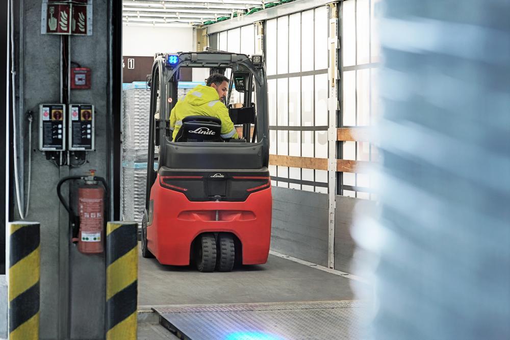 Linde E16 rijdt met gemak een vrachtwagen in bij DB Schenker