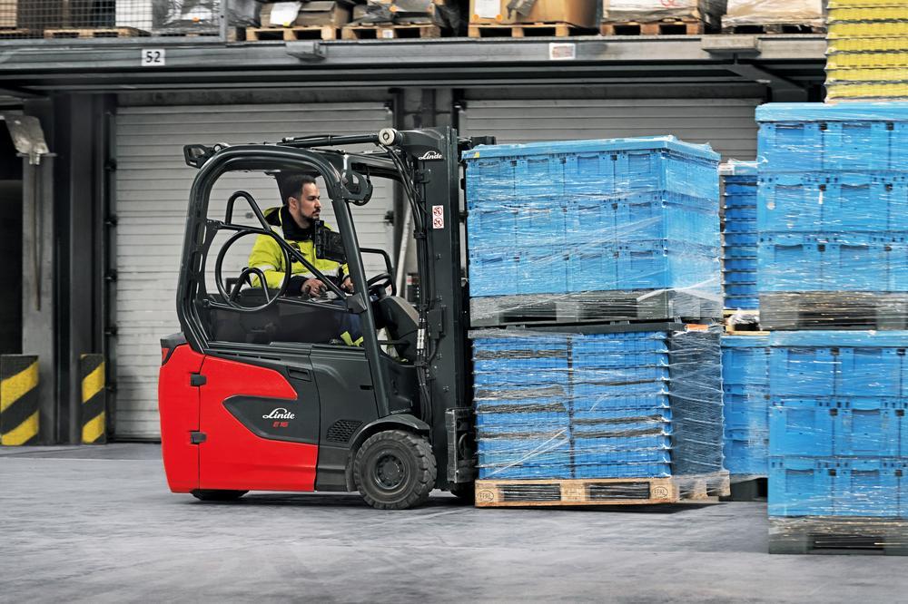 Linde E16 rijdt met pallets bij DB Schenker