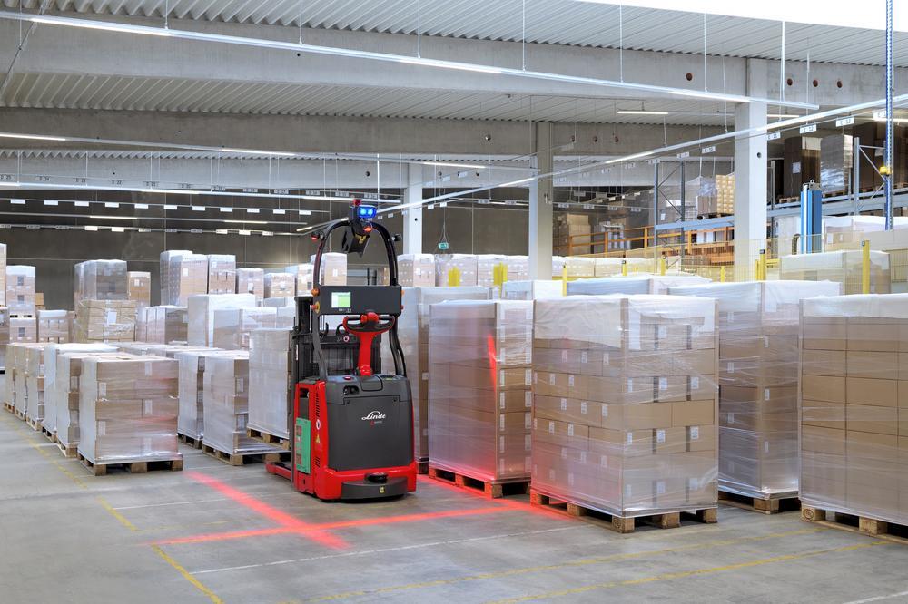 Linde L-MATIC met rode lichten rondom