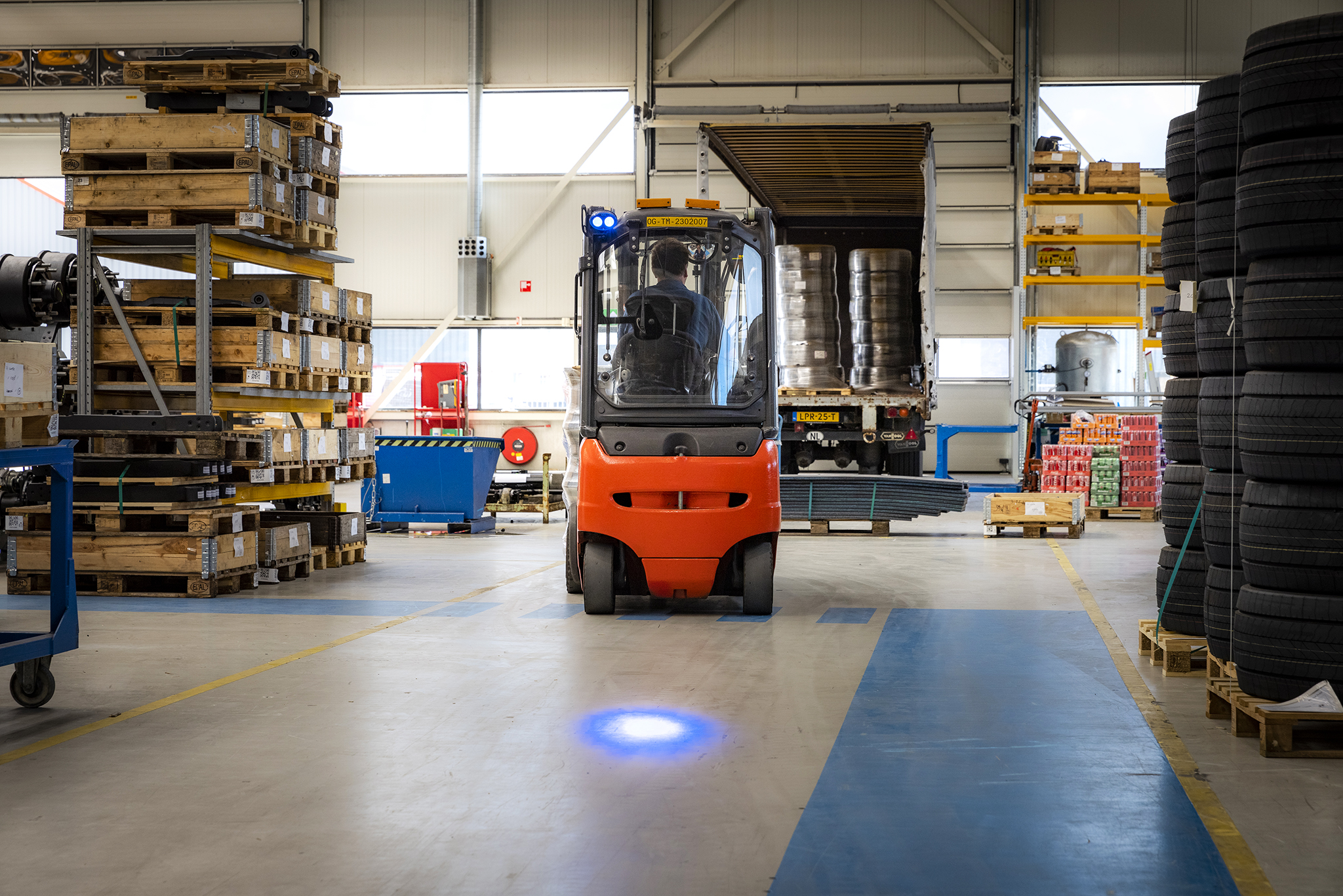 Gebruikte elektrische Linde heftruck bij D-TEC met BlueSpot