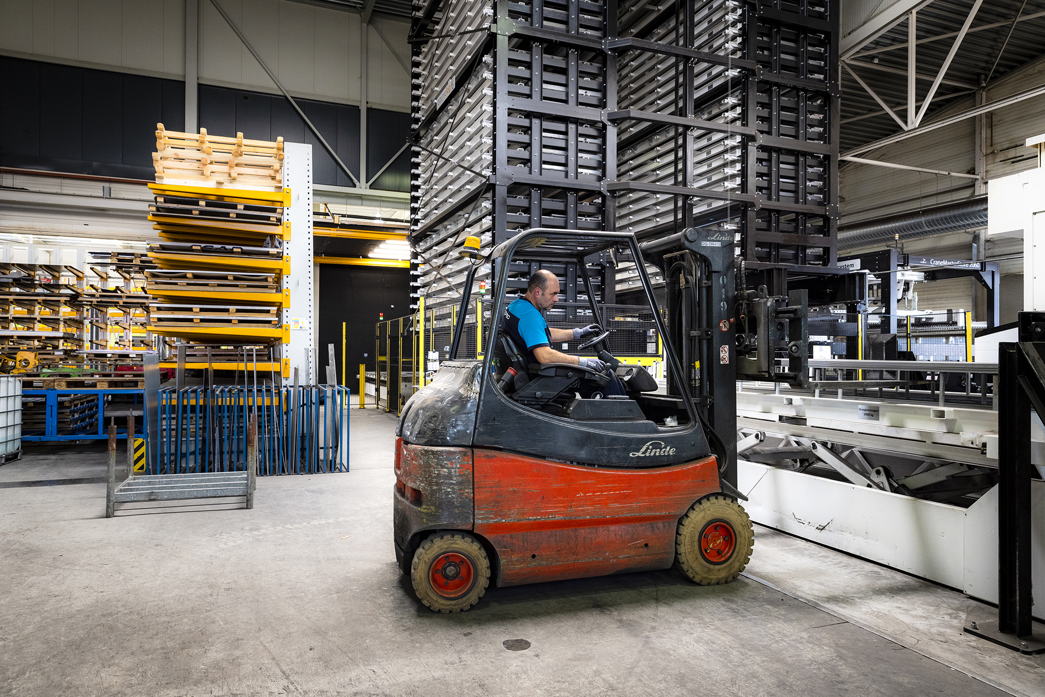 Gebruikte elektrische Linde heftruck bij D-TEC aan de productielijn