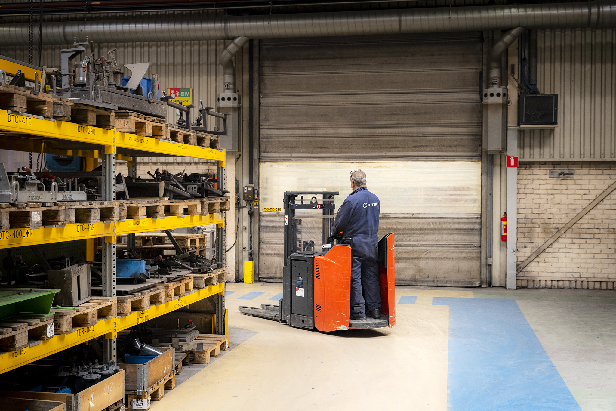 Gebruikte Linde stapelaar met vast staplatform in het magazijn van D-TEC