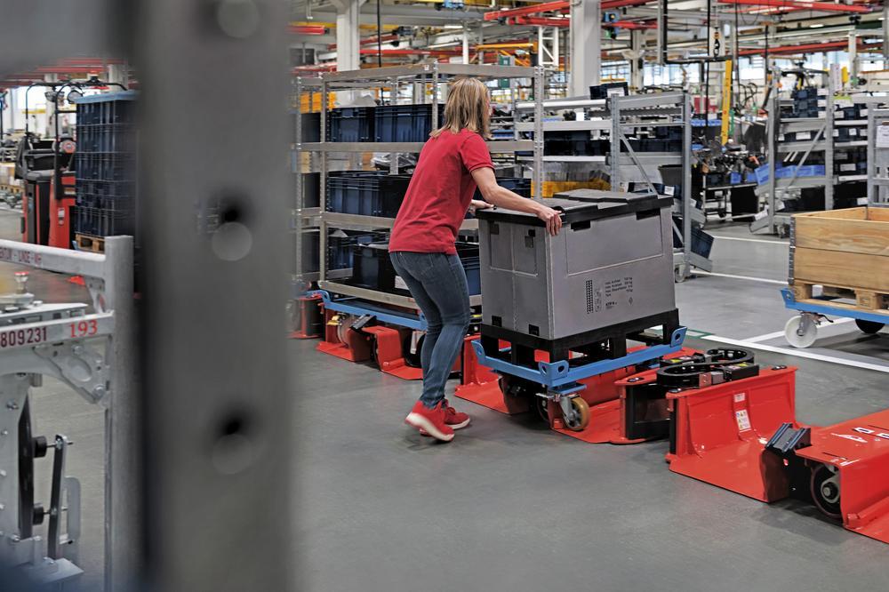 Linde LT10 WX operator rijdt bak uit trein