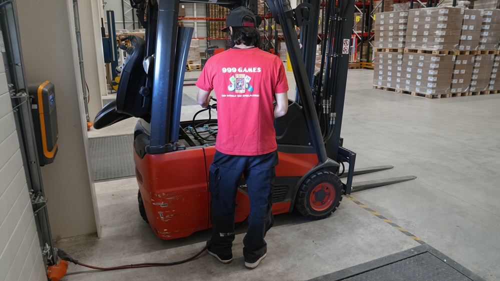 Linde elektrische heftruck aan de lader bij 999 games