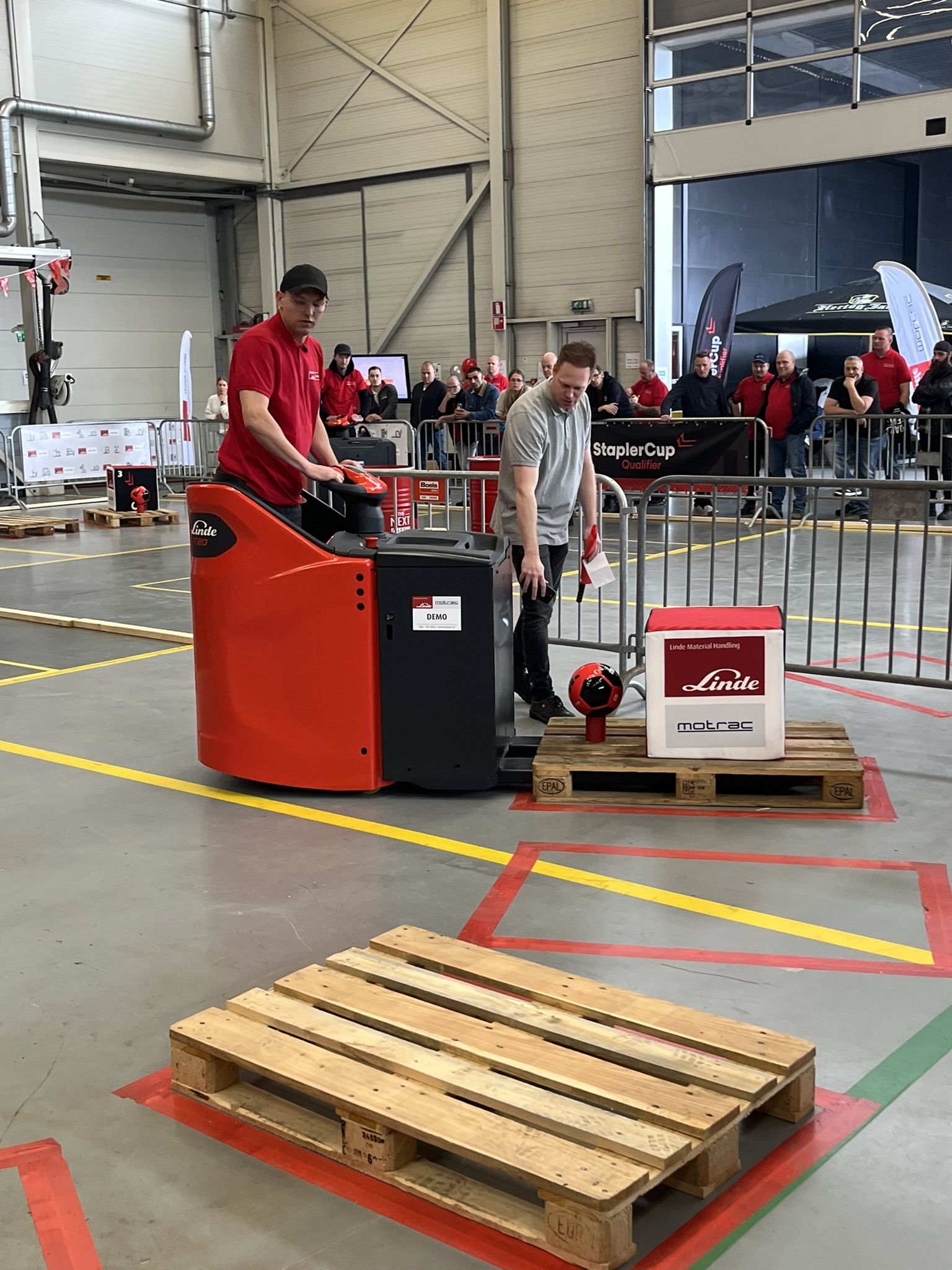 Met precieze de pallet plaatsen op de HeftruckCup bij Motrac