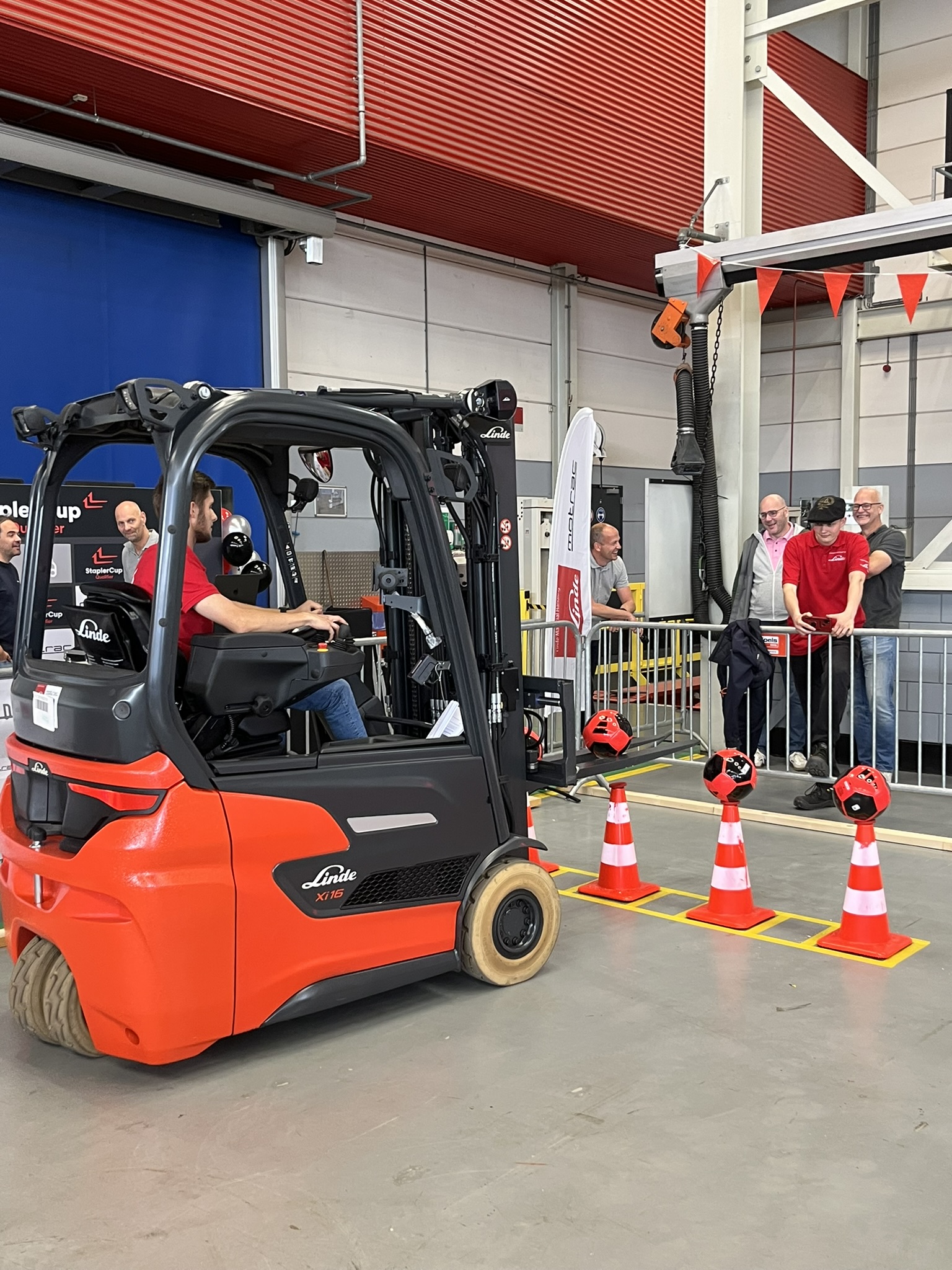 4 ballen op de vorken rollen tijdens HeftruckCup bij Motrac