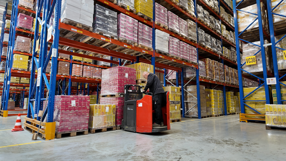 Linde pallettruck pakt de pallets die door de Linde VNA trucks zijn klaargezet voor transport