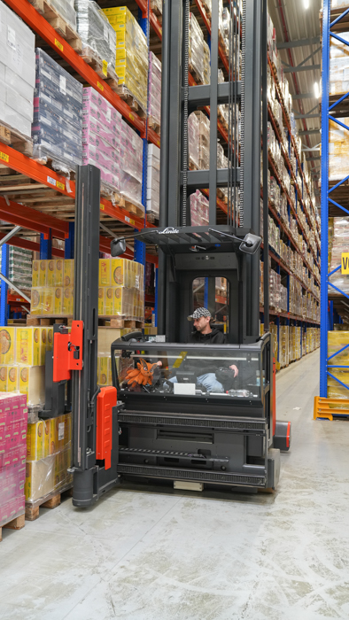 Linde VNA truck pakt pallets om ze vervolgens voor de pallettrucks klaar te zetten