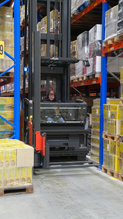 Orders verzamelen in smalle gangen met de Linde VNA truck
