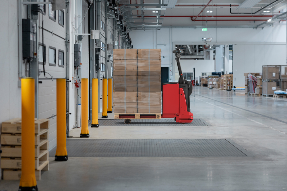 Linde T-MATIC core rijdt laaddock in