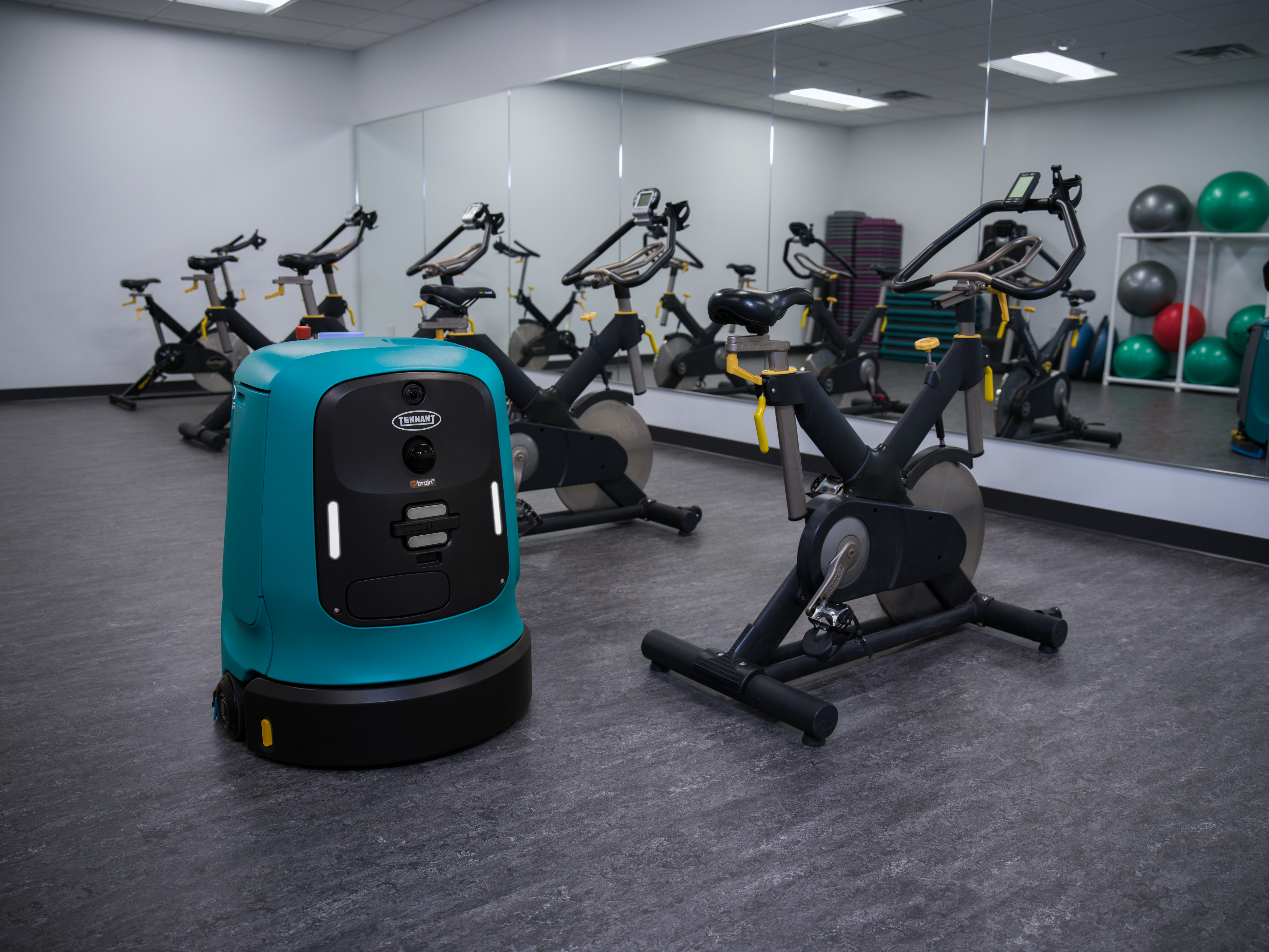 Tennant X2 ROVR maakt schoon in een gym