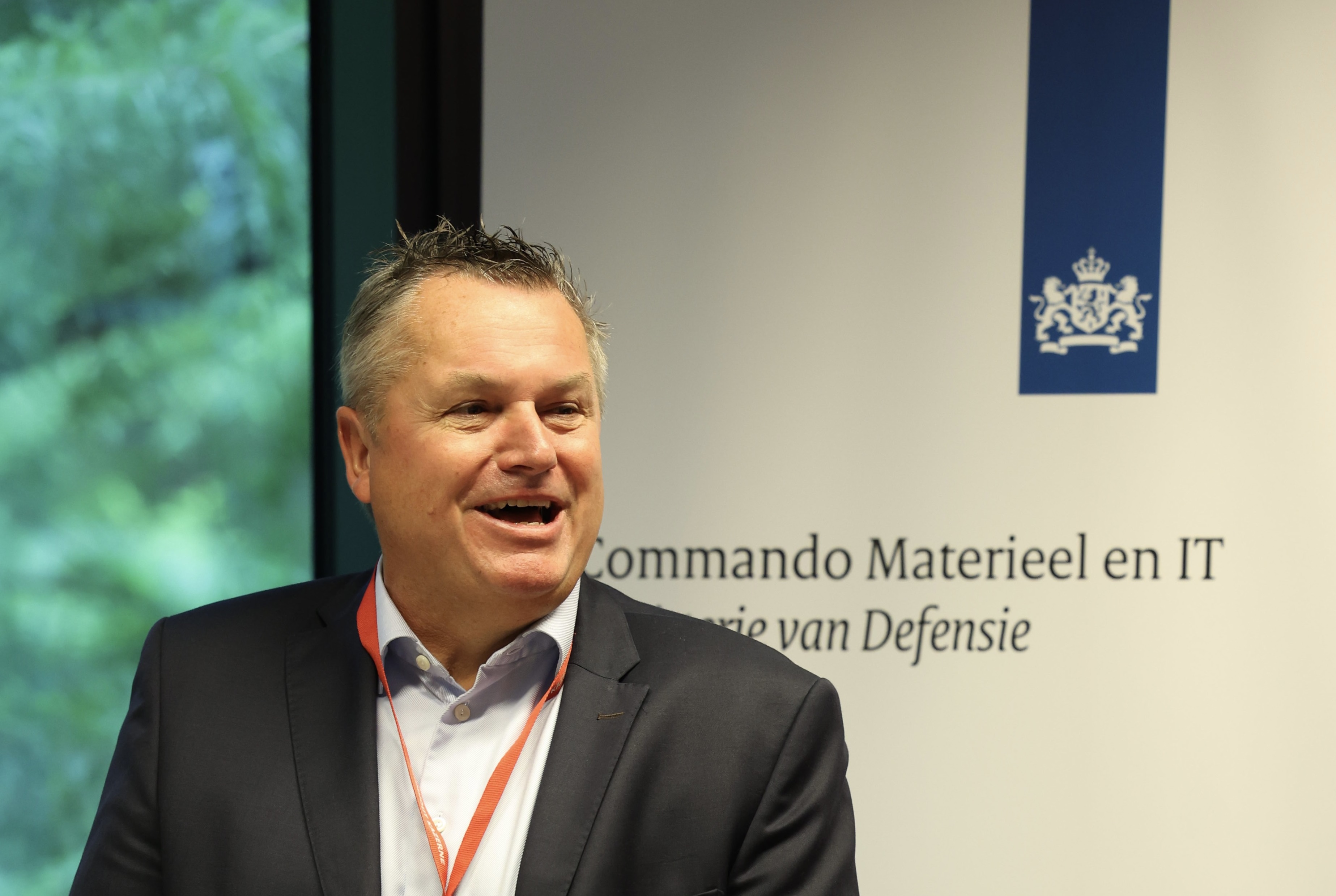 Geurt de Groot zet handtekening onder contract verhuur 14 heftrucks op waterstof