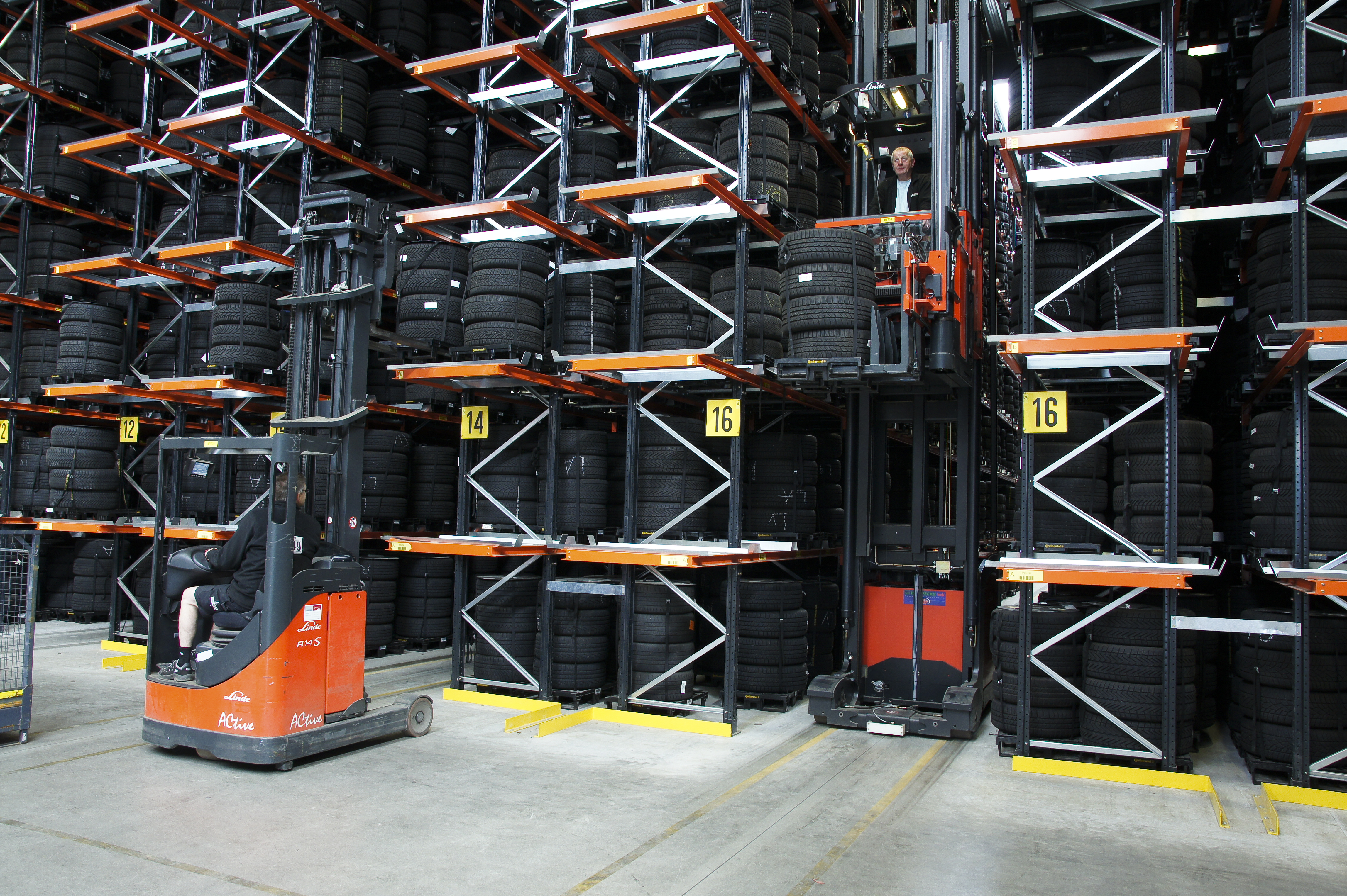 Creatieve opslag 100.000 banden bij Continental