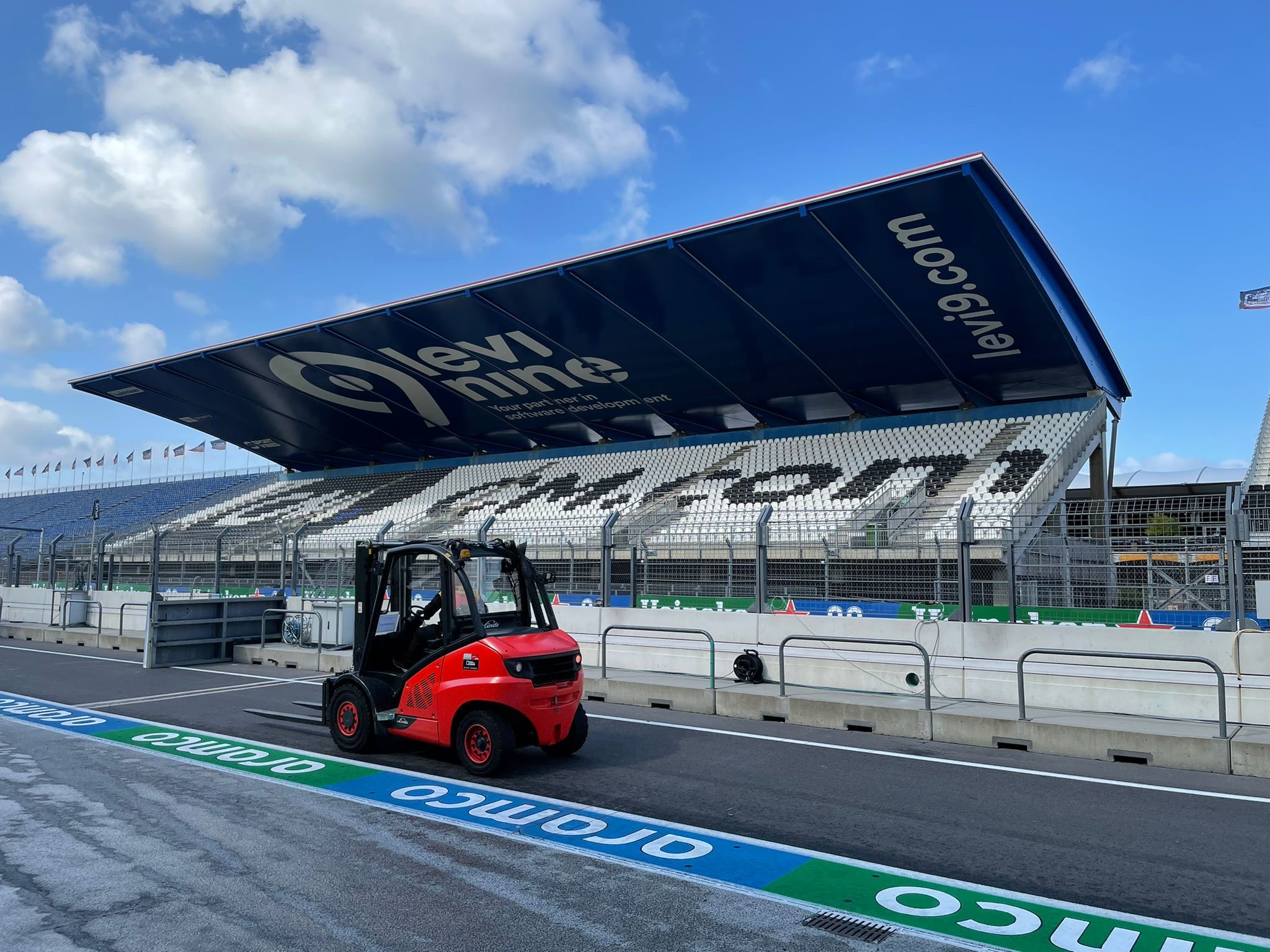 formule 1 Zandvoort truck op baan - bericht heftrucks op Zandvoort