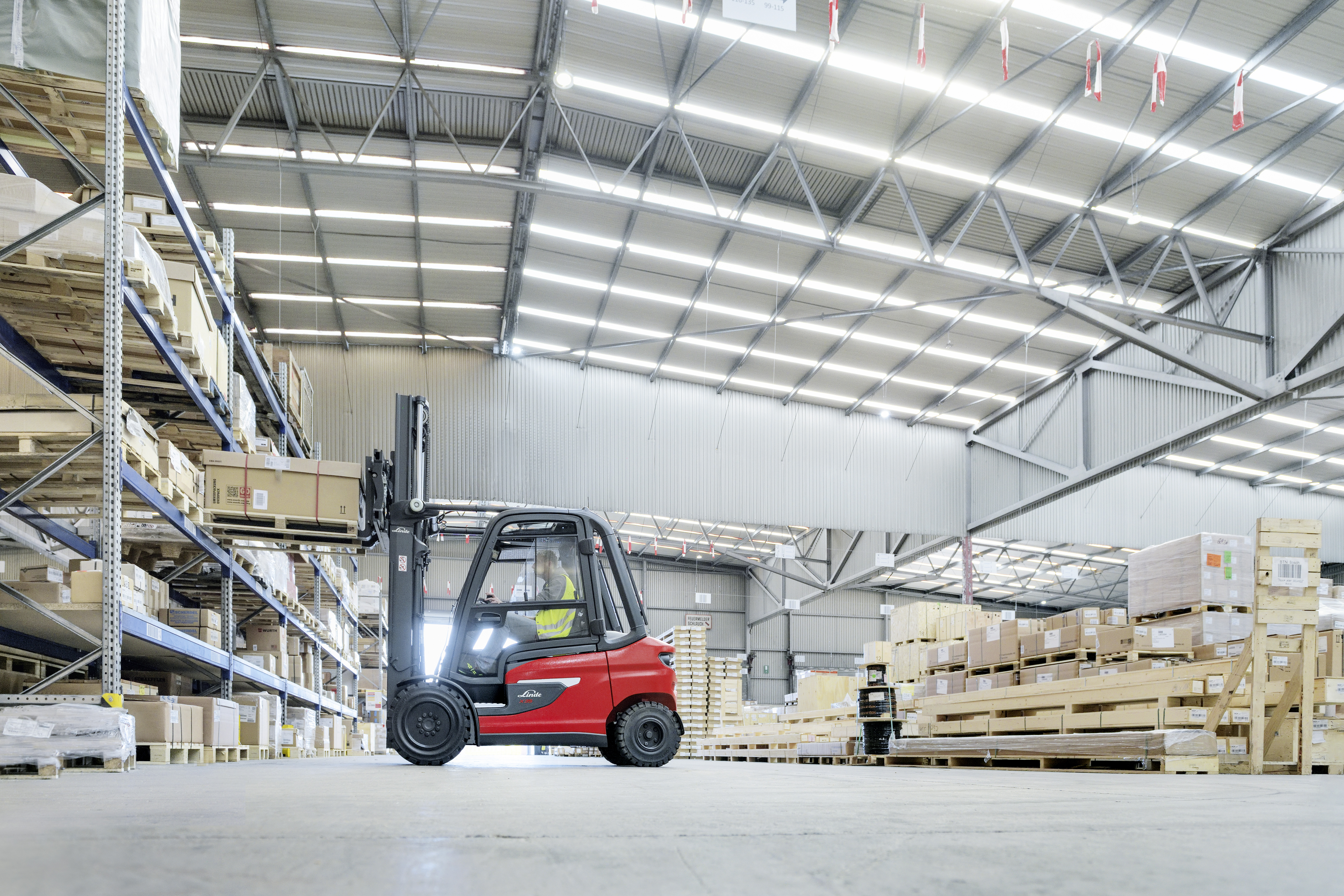 X35 in warehouse met houtopslag