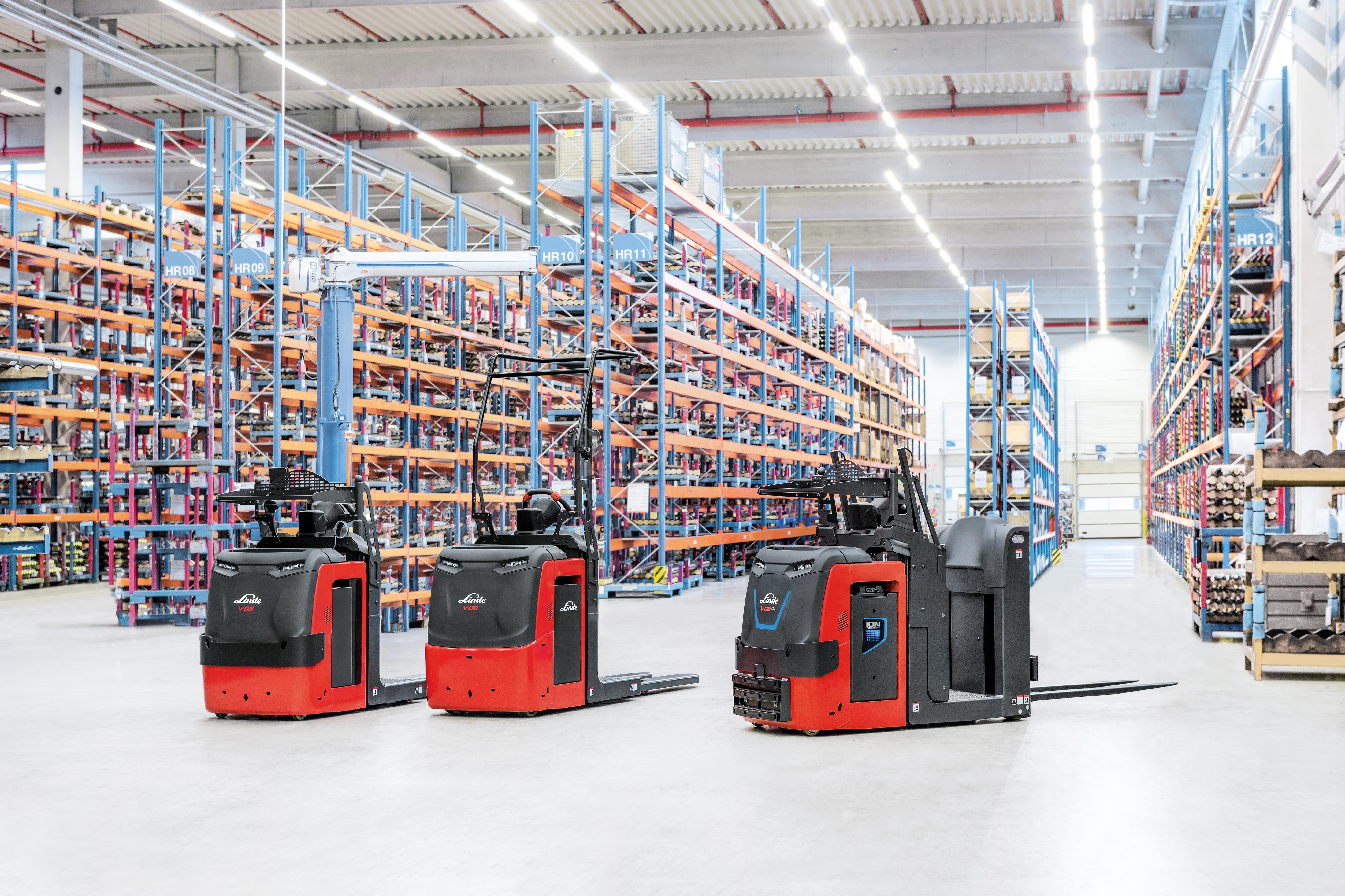 Drie Linde V08 trucks in groot magazijn - Nieuwe orderverzameltruck